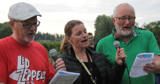 Fra venstre medlem af Køge Kommunalbestyrelse Niels Rolskov, præst Heidi Kasper Hansen og Peter Aalbæk Jensen, filminstruktør.